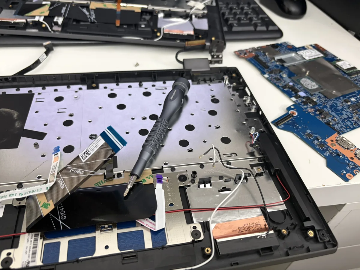 Rozebraný notebook při servisní opravě FARITECH
